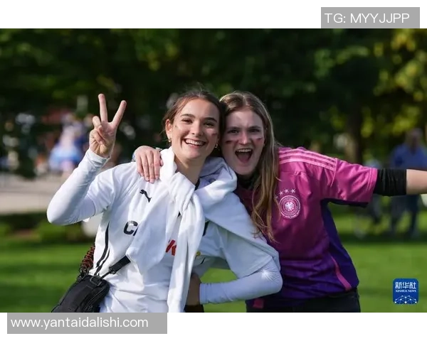 足球明星街头亲民互动瞬间展现真实魅力与球迷情感交流 足球明星街头亲民互动瞬间展现真实魅力与球迷情感交流